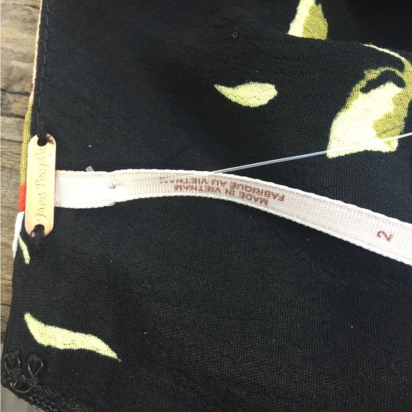 Free People black deep V front flowy jacquard ,floral puff sleeve,HP24x2 - Picture 2 of 12